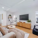 Designer Family Home In South Park W Fireplace